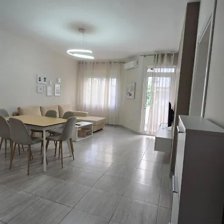 Apartment Tirent - Komuna E Parisit, 3 *
